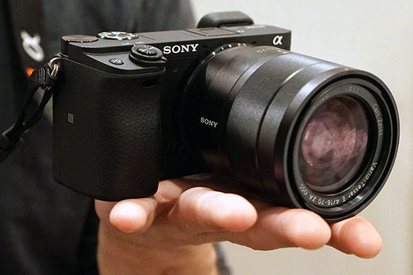sony-a6300-in-hand